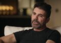 Simon Cowell: The Next Act considerado 'datado, derivado e tão plano quanto seu penteado' em críticas contundentes - enquanto os críticos acusam o magnata da música de 'refazer o The X Factor pela bilionésima vez' com o documento da Netflix