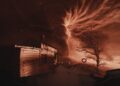 Um enorme tornado gira na tela panorâmica durante a sequência do tornado em Sphere's...