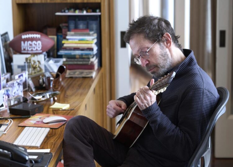 'Superhero' de Tim Blake Nelson é uma sátira de Hollywood à máquina Marvel