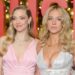 Sydney Sweeney presenteia Amanda Seyfried com um bolo de aniversário deliciosamente estranho
