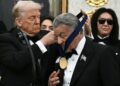Sylvester Stallone estreia bengala aceitando medalha Trump enquanto fãs ‘desapontados’ – Celebrity News – Entretenimento