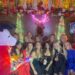 Taylor Swift faz uma aparição sorrateira com Chiefs WAGs em foto de festa de fim de ano