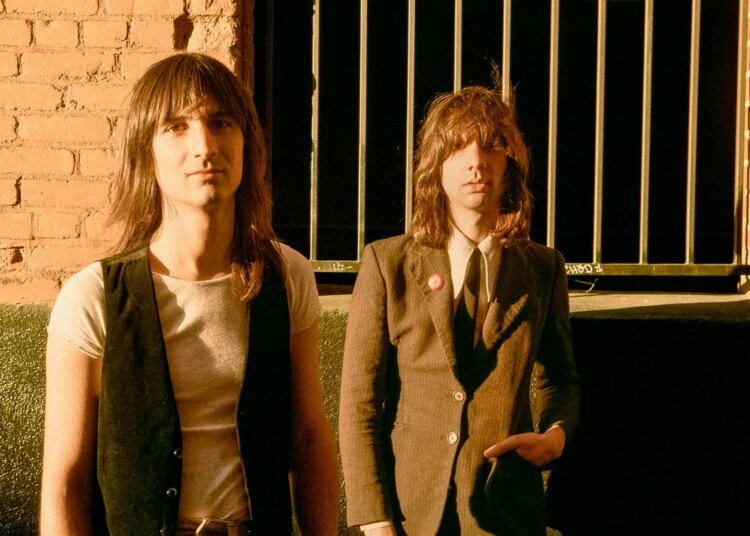 The Lemon Twigs lança nova música de Natal, “Tchotchkes”