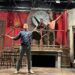 Adam Archer (nível inferior), Christina Cusack-Curbelo (da esquerda na plataforma) e Josh Quinn ensaiam para "Muito rápido, muito festivus," uma coprodução Dad's Garage e Horizon Theatre Company. (Cortesia da Garagem do Papai)