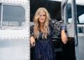 Trisha Yearwood anuncia EP 'The Mirror (Deluxe)' e nova turnê acústica