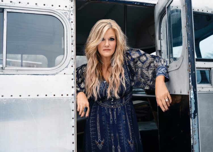 Trisha Yearwood anuncia EP 'The Mirror (Deluxe)' e nova turnê acústica