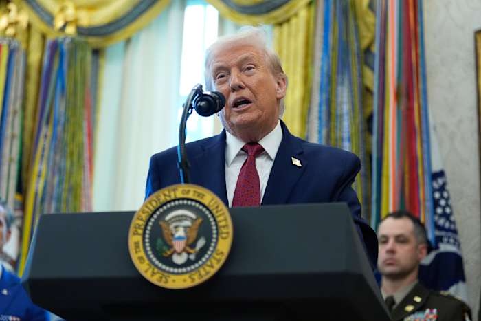 Trump processa a BBC em US$ 10 bilhões, acusando-a de difamação pela edição do discurso do presidente em 6 de janeiro
