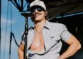 Tucker Wetmore não está se contendo – nem desacelerando – com sua nova música, ‘Proving Me Right’