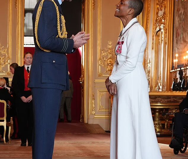 Tudo está perdoado! A estrela de Bridgerton que reclamou que a varanda real estava 'terrivelmente branca' durante a coroação do rei Charles, recebe MBE de seu filho, o príncipe William