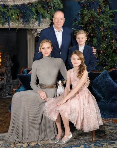 Um membro inesperado da família rouba a cena no cartão de Natal da família do príncipe Albert e da princesa Charlene de Mônaco