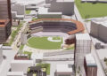 Union Station acende em azul, atrás do estádio Royals, no centro de Kansas City