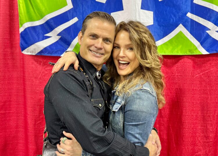 Casper Van Dien e Dina Meyer se abraçando