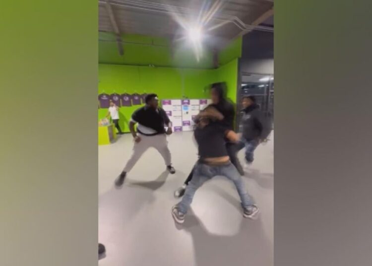 Vídeo de briga no local de entretenimento Sangertown Square se torna viral | Notícias
