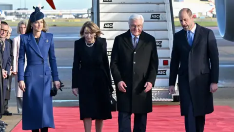 William e Catherine cumprimentam o presidente alemão na primeira visita de estado em 27 anos