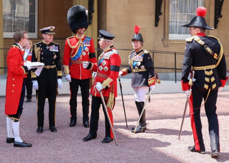 William e Kate compartilham fotos inéditas do álbum de família e uma delas pega a princesa Anne desprevenida