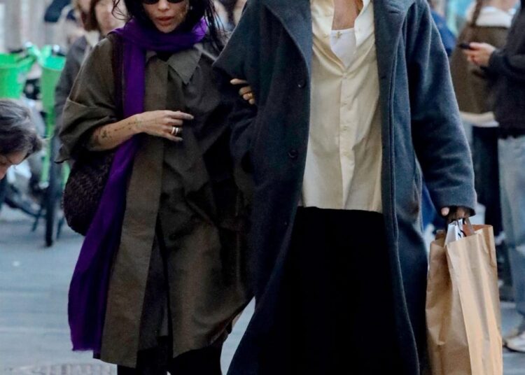 Zoë Kravitz alimenta especulações de que ela está noiva de Harry Styles