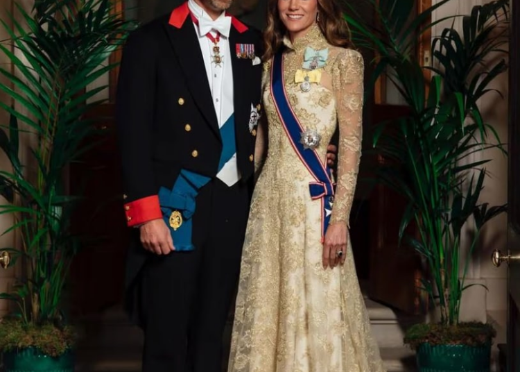 tiaras icônicas, vestidos com capa e momentos de estilo real