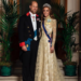 tiaras icônicas, vestidos com capa e momentos de estilo real