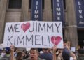 ‘Vencemos, o presidente perdeu’, diz Jimmy Kimmel em mensagem de Natal