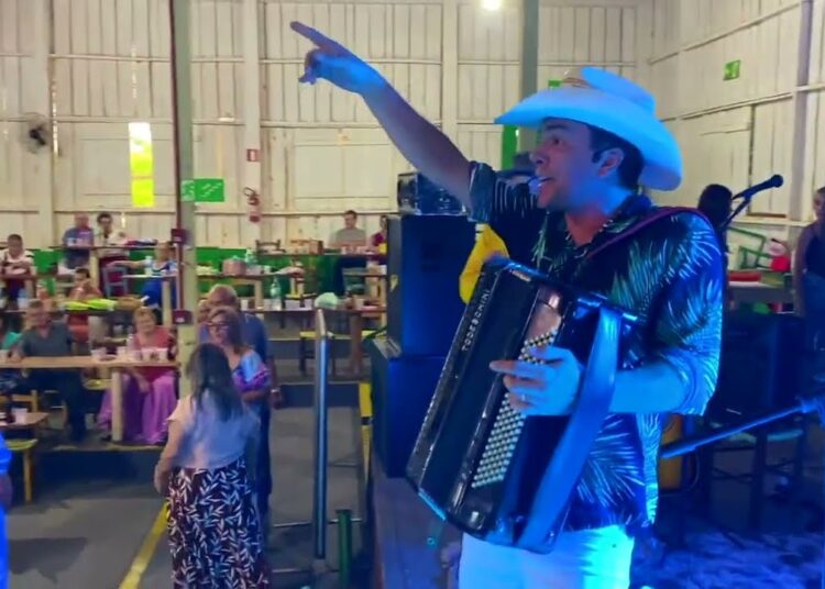Gabriel Pasa com as melhores músicas  do bailão em Realeza/PR