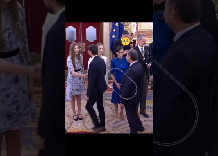 why he didn’t shake 🤝 with queen latiza?#leonor#sofia#royal#queenletizia#new.