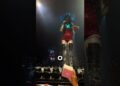 Como as celebridades reagem quando fans jogam coisas no palco?