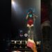 Como as celebridades reagem quando fans jogam coisas no palco?