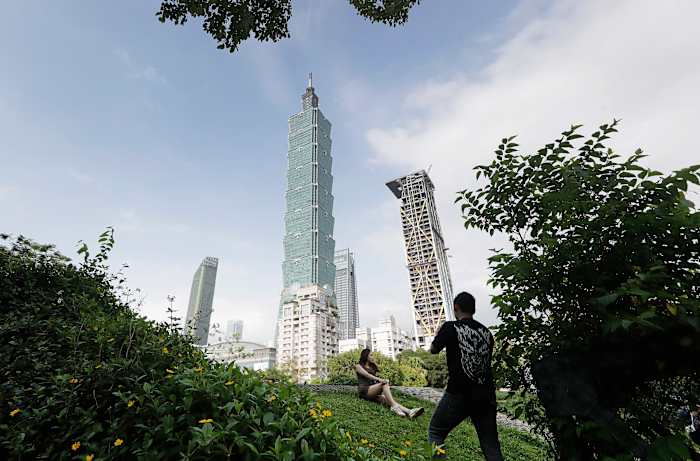 Subida de Alex Honnold ao arranha-céu Taipei 101 atrasada em 24 horas