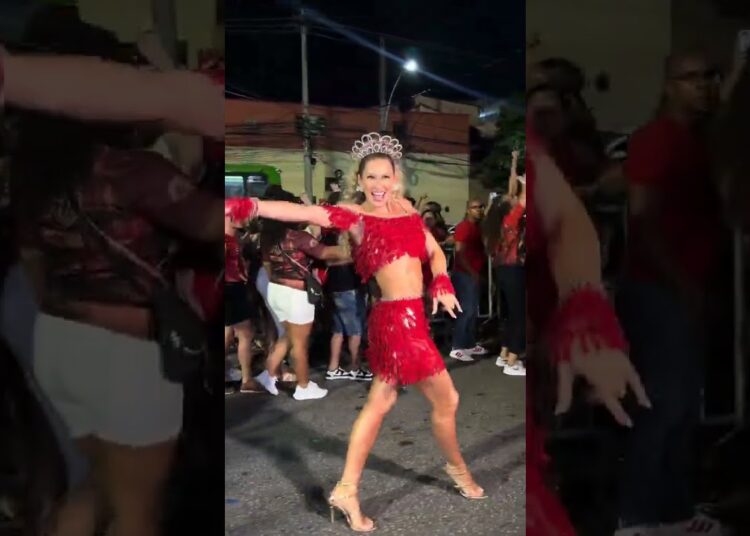 Lívia arrasando no samba #celebridades #carnaval #famosas #sambanopé