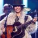 4 não loiras cantam o hino crescente 'What's Up?' em 'Rockin' Eve'