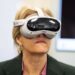 A Duquesa de Edimburgo mergulha na realidade virtual enquanto o Duque de Kent, 90, assiste