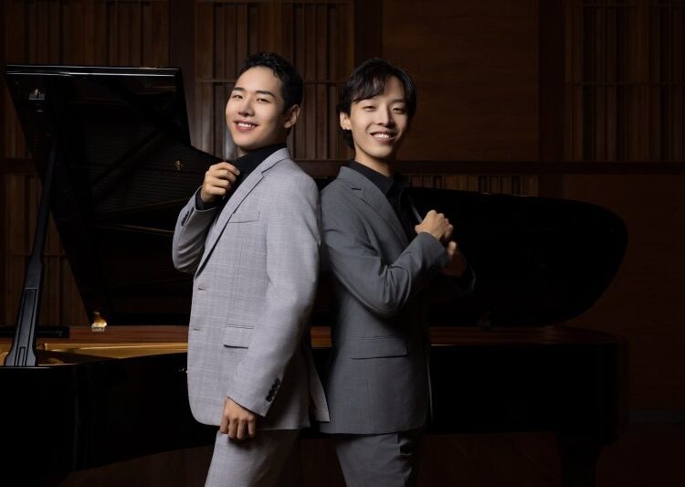 Os irmãos pianistas Lee Hyo (à esquerda) e Lee Hyuk (Seoul Arts Center)