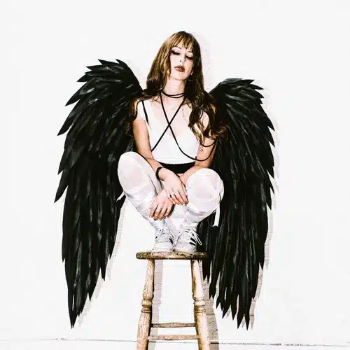 A diva do pop alternativo/rock do Reino Unido, Tally Spear, lança novo single intitulado “Upside Down” » // MELODIC Magazine