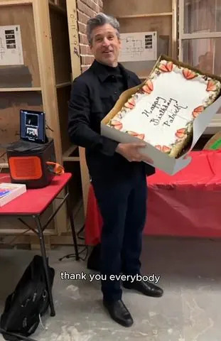 A esposa de Patrick Dempsey, Jillian, e o elenco e a equipe de “Memory of a Killer” surpreendem o ator em seu 60º aniversário