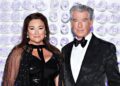 A esposa de Pierce Brosnan quer que ele diminua o ritmo devido a problemas de saúde