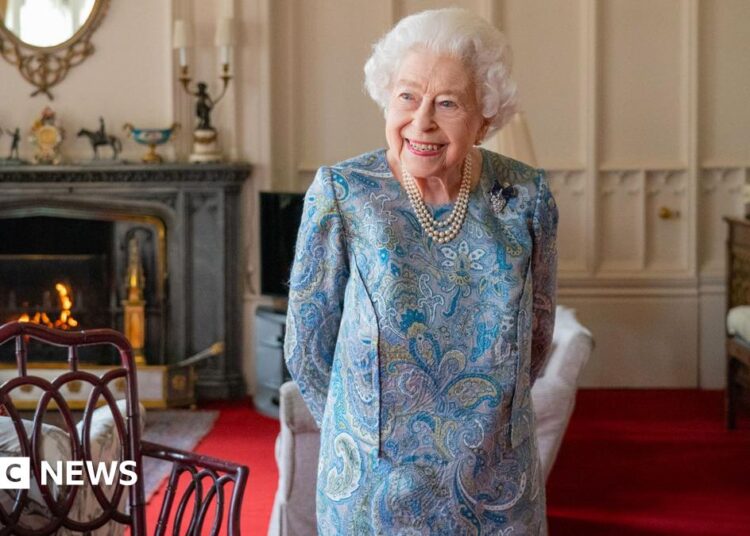 A estátua da Rainha Elizabeth II estará de pé e não a cavalo