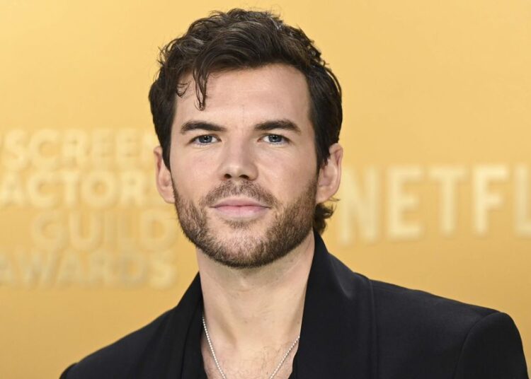 A estrela de 'Bridgerton', Luke Newton, tira a roupa em foto sem camisa
