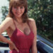 A estrela de 'Dallas' Victoria Principal completa 76 anos e está mais deslumbrante do que nunca enquanto se aconchega em seu cavalo
