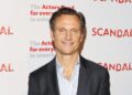 A estrela de 'One Battle After Another', Tony Goldwyn, está bem em ser o rei dos vilões suaves do cinema