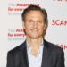 A estrela de 'One Battle After Another', Tony Goldwyn, está bem em ser o rei dos vilões suaves do cinema