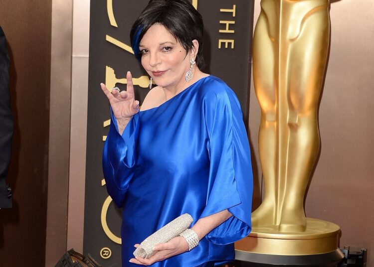 A estrela veterana Liza Minnelli colabora com IA para uma nova faixa em um movimento ousado, enfrenta reação negativa