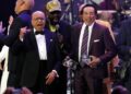 Berry Gordy, à esquerda, e Smokey Robinson