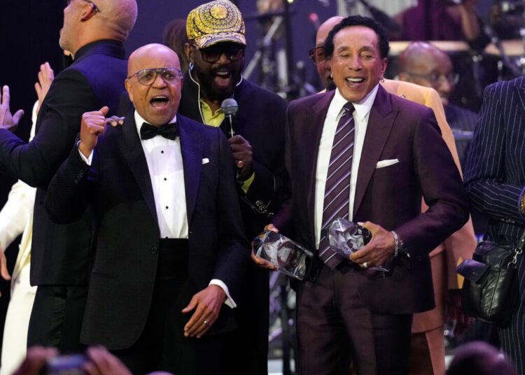 Berry Gordy, à esquerda, e Smokey Robinson