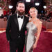 A filha de Kate Hudson, Rani, tem gêmeos com a mãe - completo com uma pequena guitarra amarrada nas costas