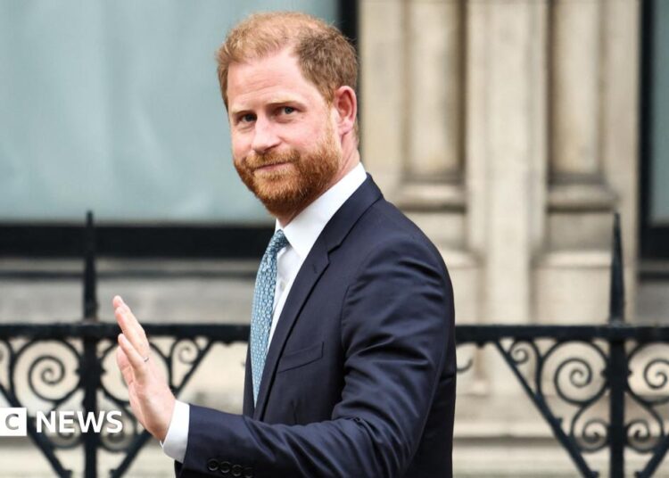 A guerra do Príncipe Harry com a imprensa está de volta ao tribunal. Mas desta vez é diferente