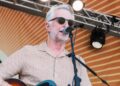 A nova música de Billy Bragg, “City of Heroes”, apoia os manifestantes de Minneapolis
