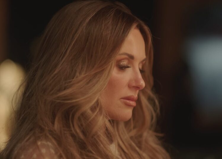 A nova música inédita de Carly Pearce é um hino honesto para qualquer pessoa que se sentiu condenada na igreja