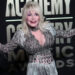 A produtora de Dolly Parton confirma que ela está '100%' saudável após recente susto de saúde