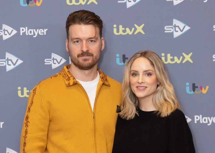 A vida familiar de Sophie Rundle com 2 filhos que ela divide com o noivo ator Matt Stokoe