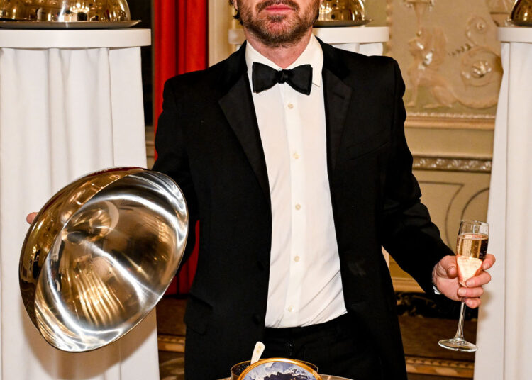 Aaron Paul é aparentemente o diretor de uma empresa de caviar
